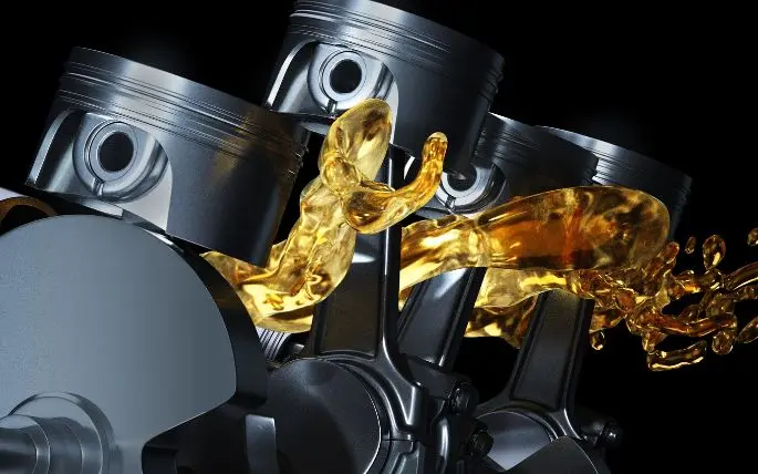 Lubricant oil splashing over engine pistons