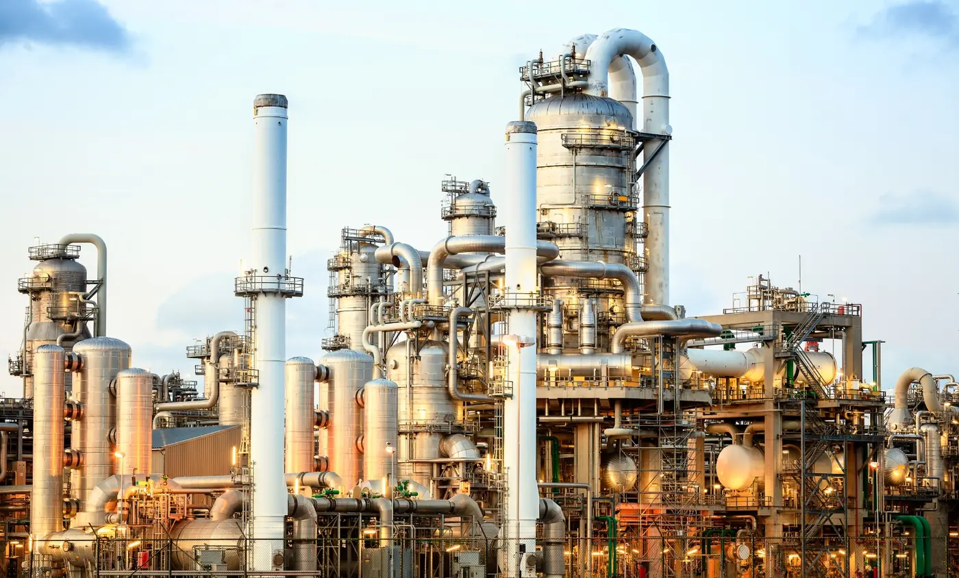 Chemical processing plant with distillation columns